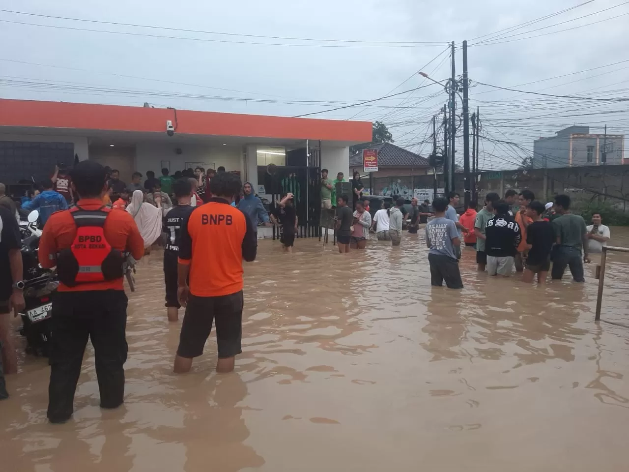 Banjir besar yang melanda wilayah Kota dan Kabupaten Bekasi, Jawa Barat.