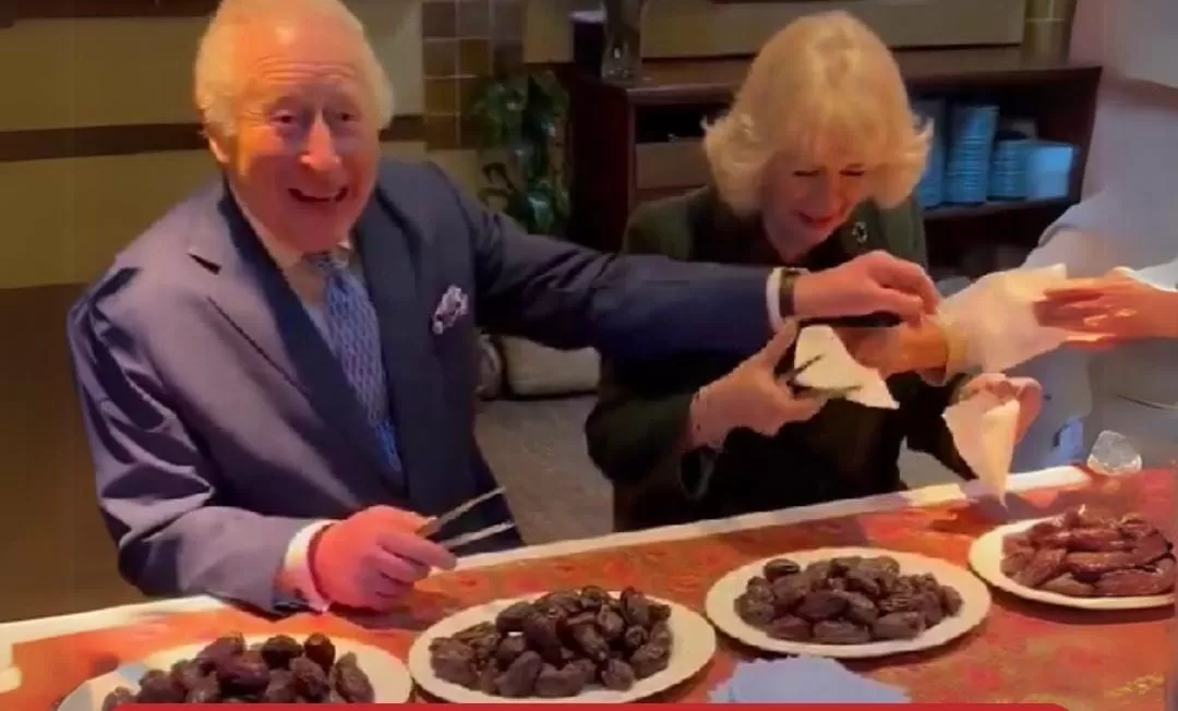 Raja Charles III dan Ratu Camilla Ikut Persiapan Ramadan, Bantu Kemasan Kurma  (Instagram/beritasatu)