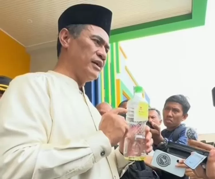 Menteri Pertanian (Mentan) Andi Amran Sulaiman temukan isi minyak goreng Minyakita tak sesuai takaran (Foto: Konteks.co.id/Lopi Kasim)