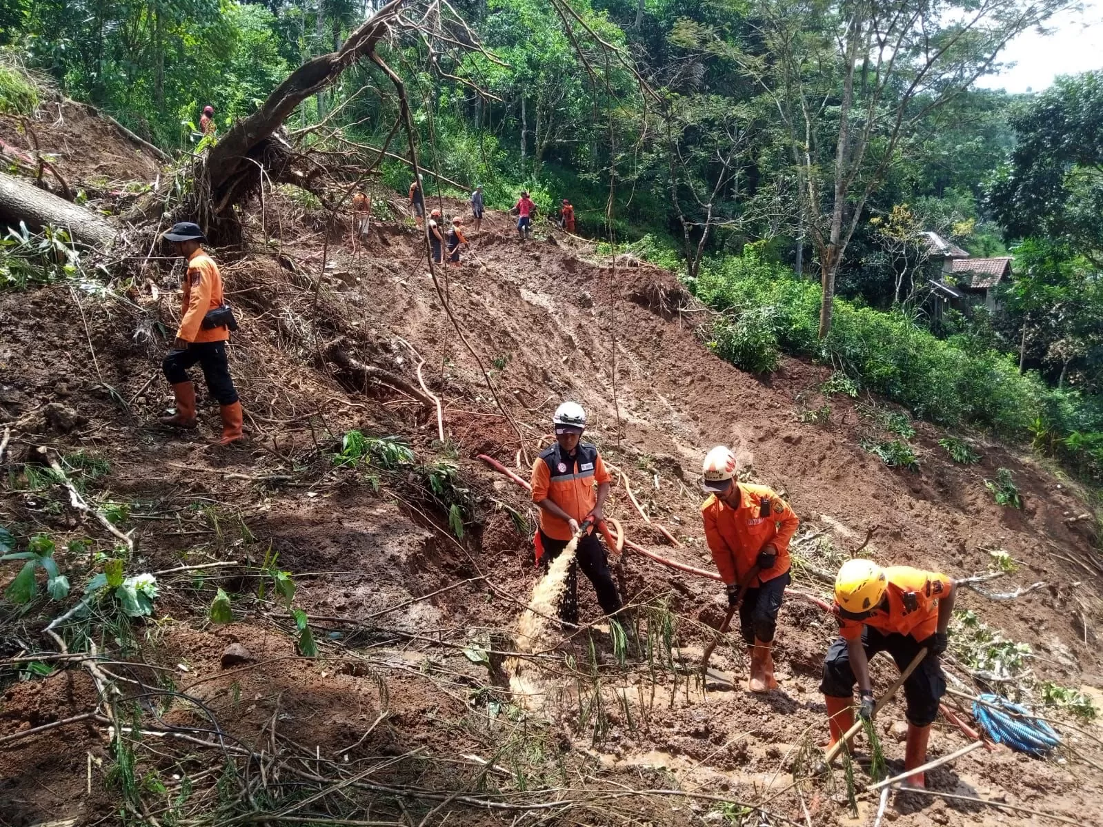 Pencarian korban hilang akibat bencana tanah longsor di Kabupaten Sukabumi, Jawa Barat.