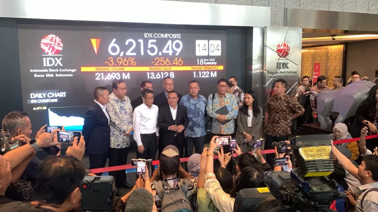 Wakil Ketua DPR RI Sufmi Dasco Ahmad mendatangi Bursa Efek Indonesia (BEI), Jakarta, setelah Indeks Harga Saham Gabungan (IHSG) anjlok dan bursa saham dihentikan.