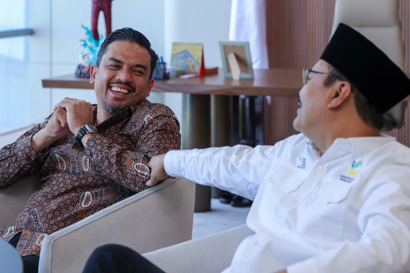 Menteri UMKM Maman Abdurrahman saat melakukan audiensi dengan Menteri Sosial Gus Ipul, di Kantor Kementerian UMKM, Jakarta, Kamis, 20 Maret 2025.