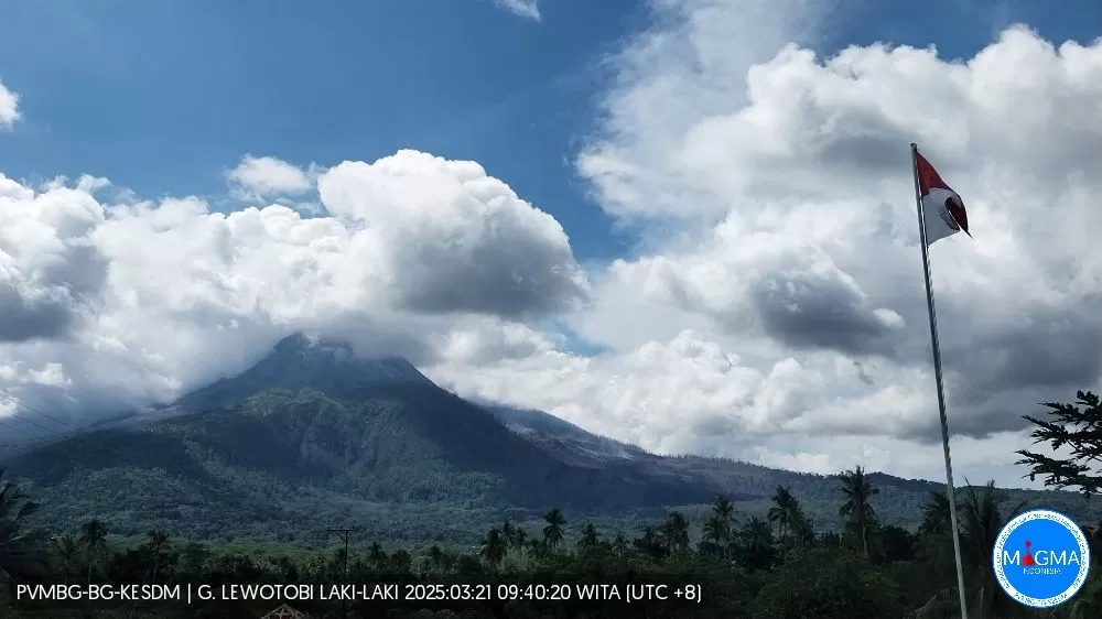 Gunung Lewotobi Laki-laki di Kabupaten Flores Timur, Nusa Tenggara Timur (NTT) di level IV Awas usai erupsi