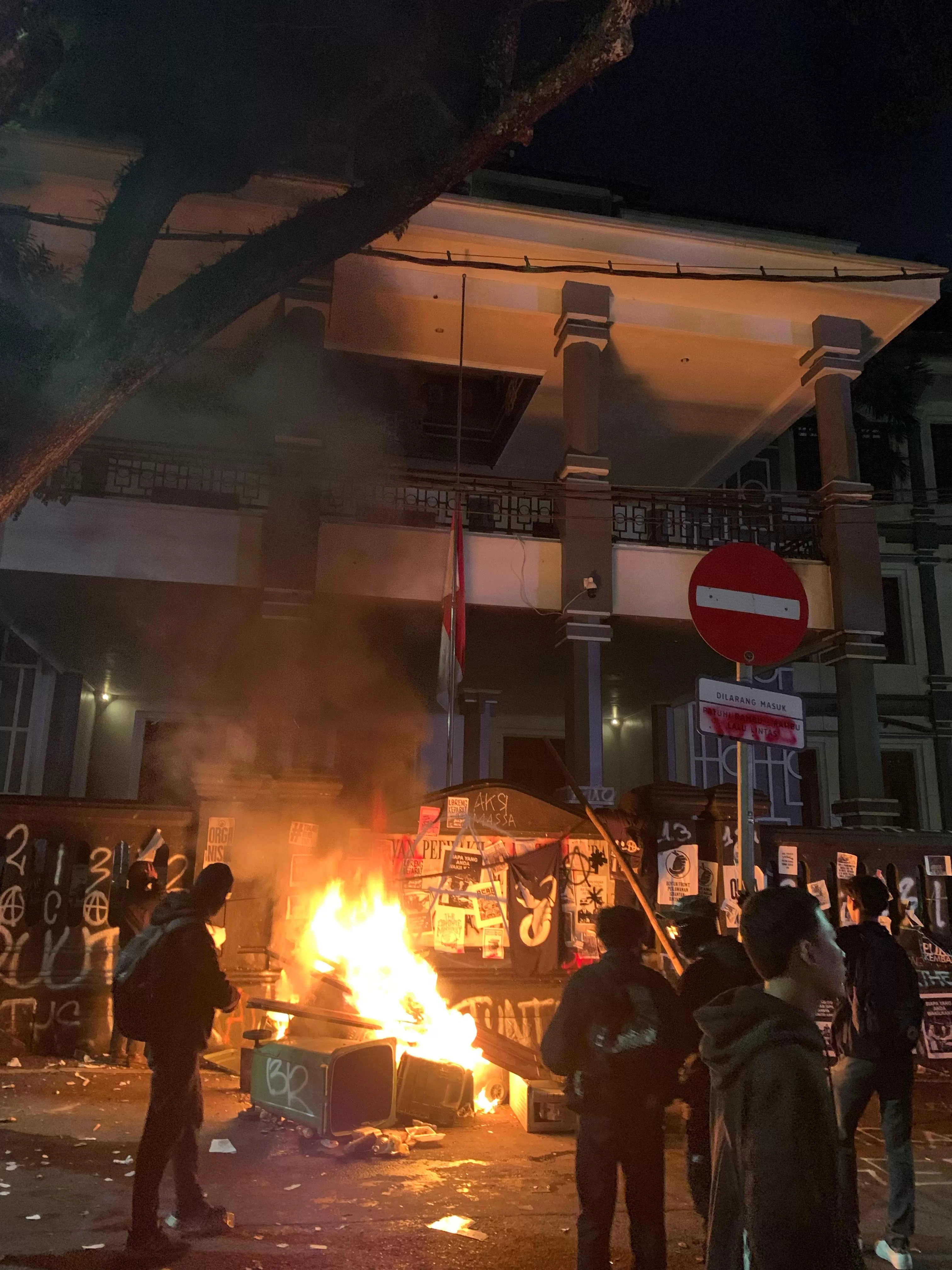 Massa aksi membakar ban di depan gedung dprd Kota Malang. (Foto Konteks.co.id)