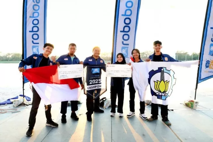 General Manager Tim Barunastra ITS Taib Izzat Samawi (tiga dari kiri) bersama timnya seusai meraih juara pada ajang International Roboboat Competition atau IRC 2025 di AS. (ITS)