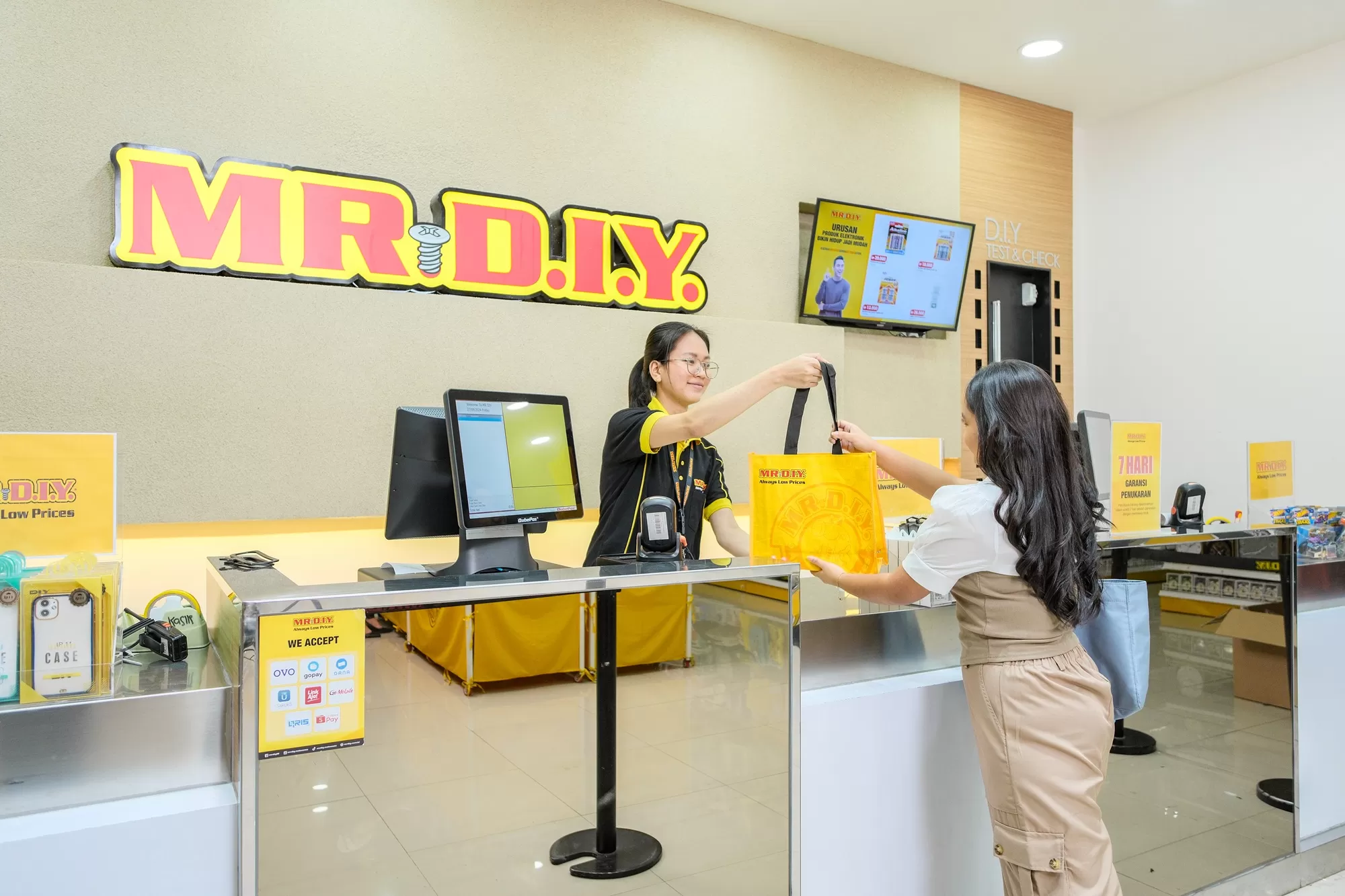 MR DIY. (unsplash.com)