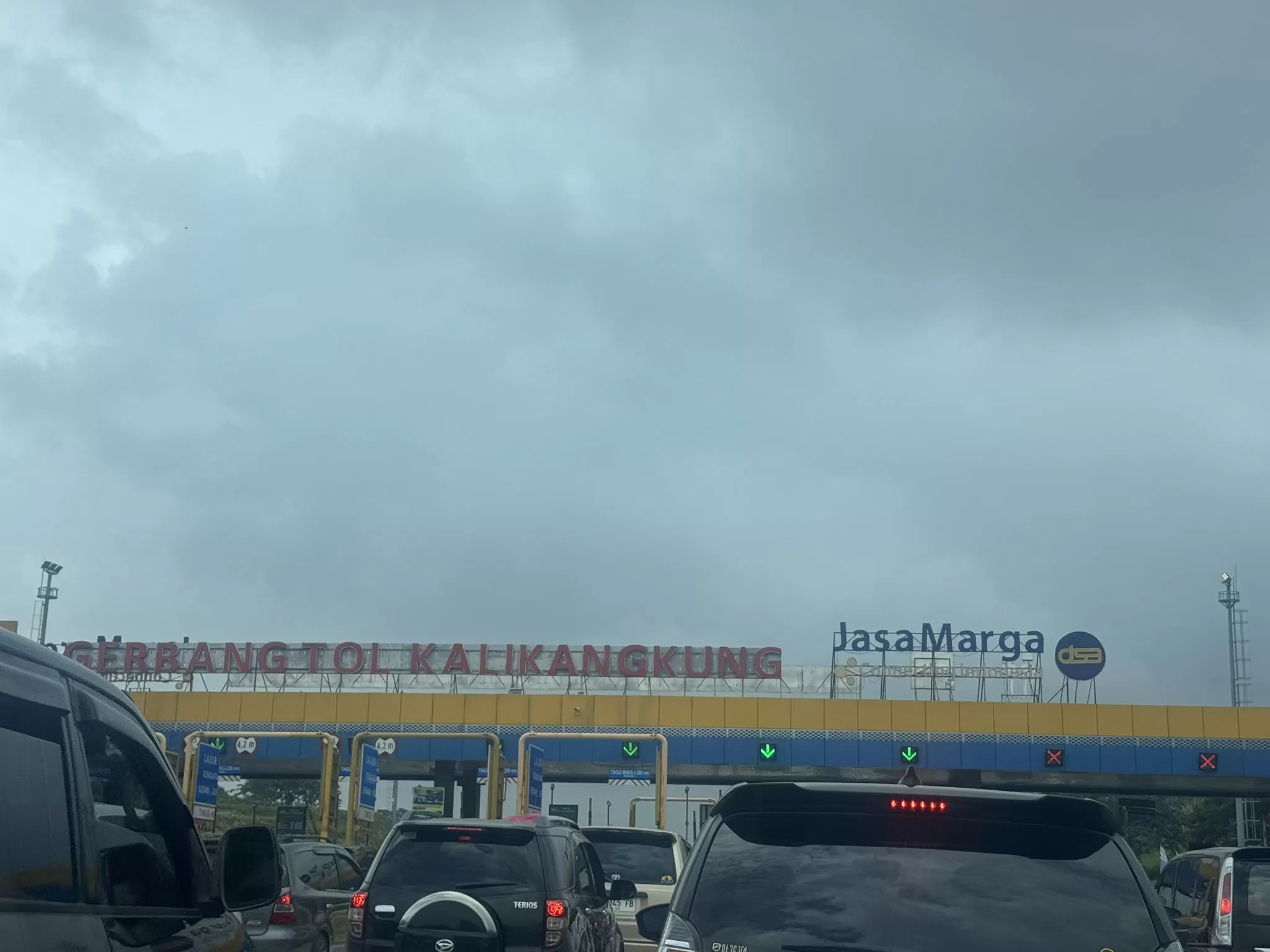 Peningkatan volume kendaraan pemudik menyebabkan kemacetan panjang di Gerbang Tol Kalikangkung pada Jumat, 28 Maret 2025 pagi. 