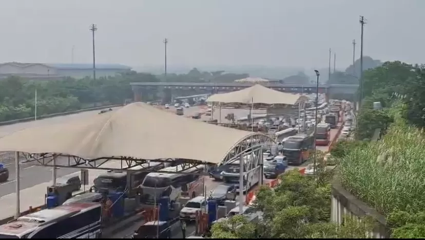 Antrean kendaar pemudik di kawasan Tol Jakarta Cikampek pada Minggu, 6 April 2025.