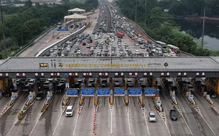 Kendaraan mengular di GT Cikampek Utama menjelang berakhirnya libur sekolah di periode Lebaran 2025. Pemerintah akan memberikan diskon tarif tol di Nataru 2025-2026. (JM)