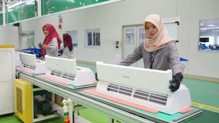 Pekerja di pabrik elektronik PT Sharp Electronics Indonesia di kawasan Cikarang, Bekasi. Menaker Yassierli mengatakan PP Pengupahan untuk UMP 2026 sudah diteken Presiden Prabowo Subianto. (Sharp Electronics Indonesia)