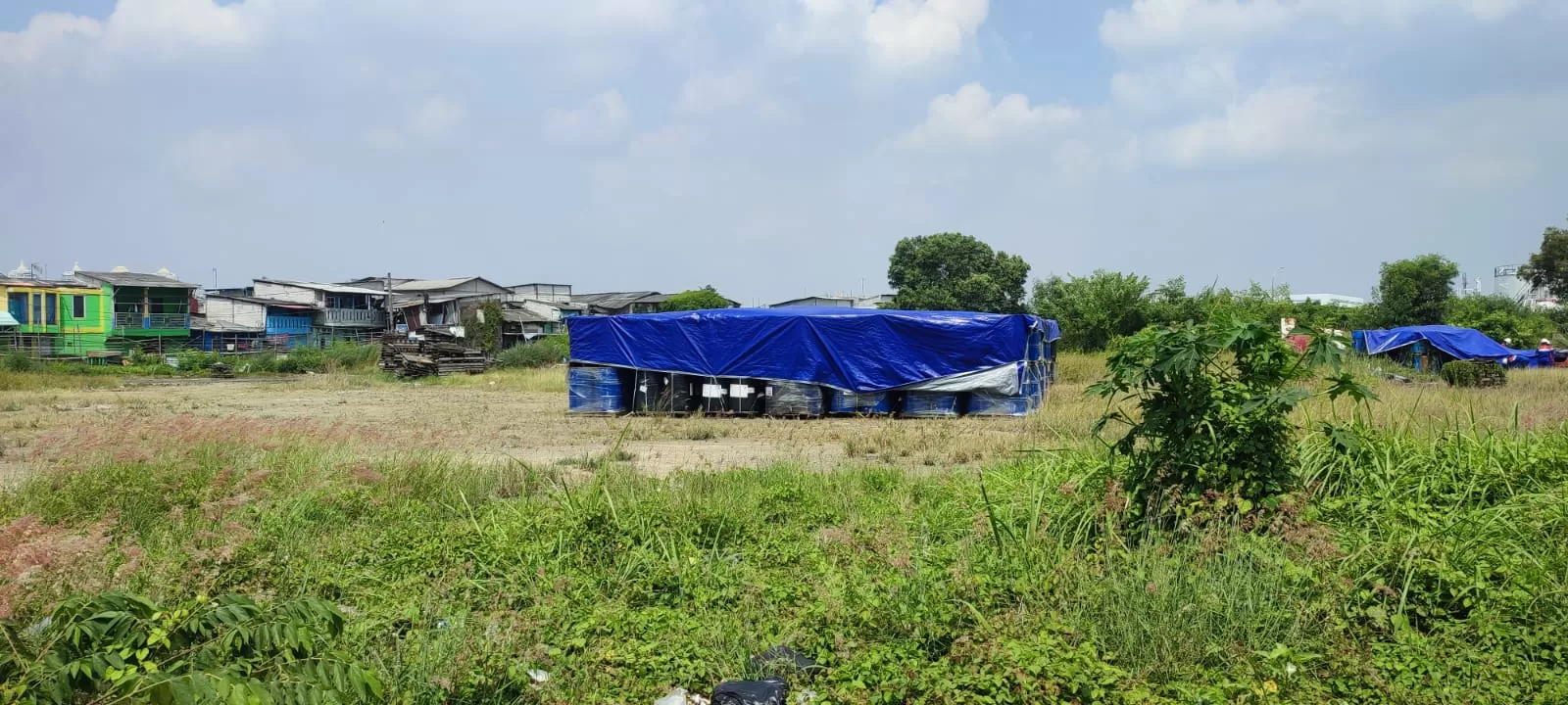 Tumpukan drum bahan kimia di gudang terbuka PT Elnusa Petrofin di kawasan Plumpang Semper, Jakarta Utara.   (Konteks.co.id/Jimmy Radjah)