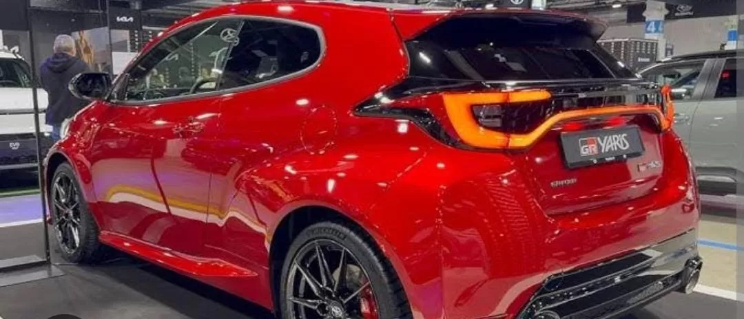 Mobil Listrik diduga ngegas di tengah banjir. (Youtube/catacars)