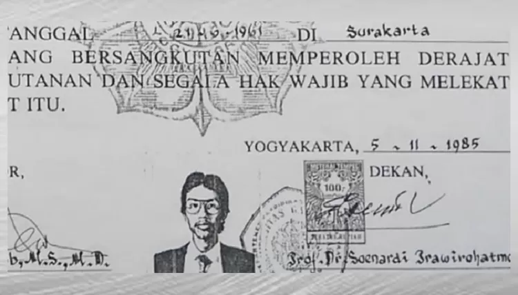 Tudingan ijazah Jokowi di UGM palsu kembali mencuat, tim hukum siap bertindak (Foto: Istimewa)