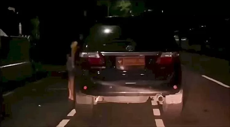 Sopir mobil dinas milik Kemhan diduga sedang sewa PSK di pinggir jalan (Tangkapan layar/@heritagemotors.id)