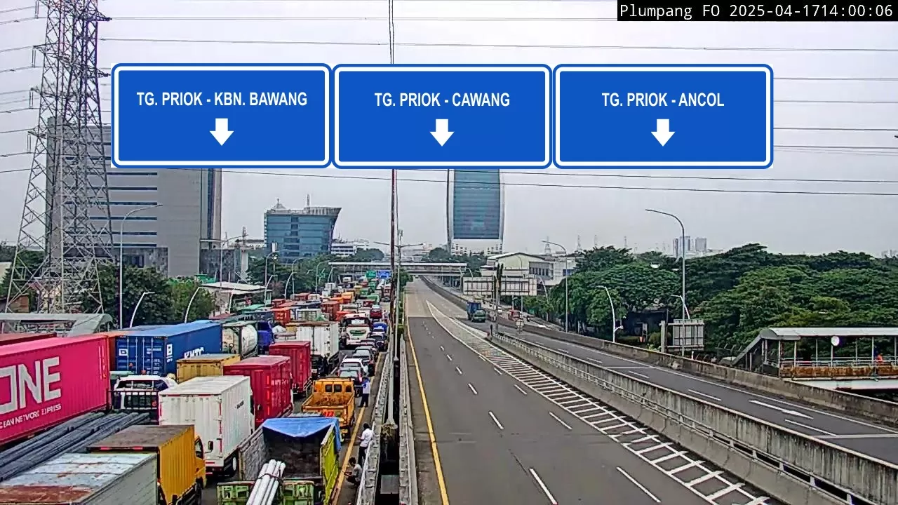 Macet di Tol Wiyoto Wiyono, imbas kemacetan panjang melanda jalan utama Yos Sudarso yang menuju Pelabuhan Tanjung Priok, Jakarta Utara, pada Kamis, 17 April 2025. 