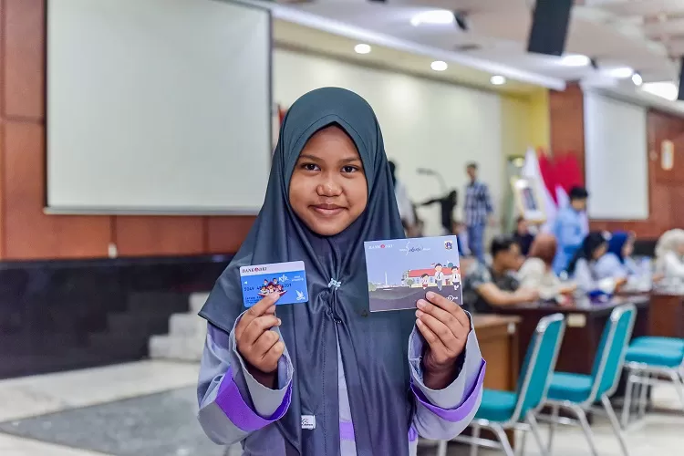 Bank DKI menyalurkan Kartu Jakarta Pintar (KJP) Plus Tahap I 2025  (Foto: Bank DKI)