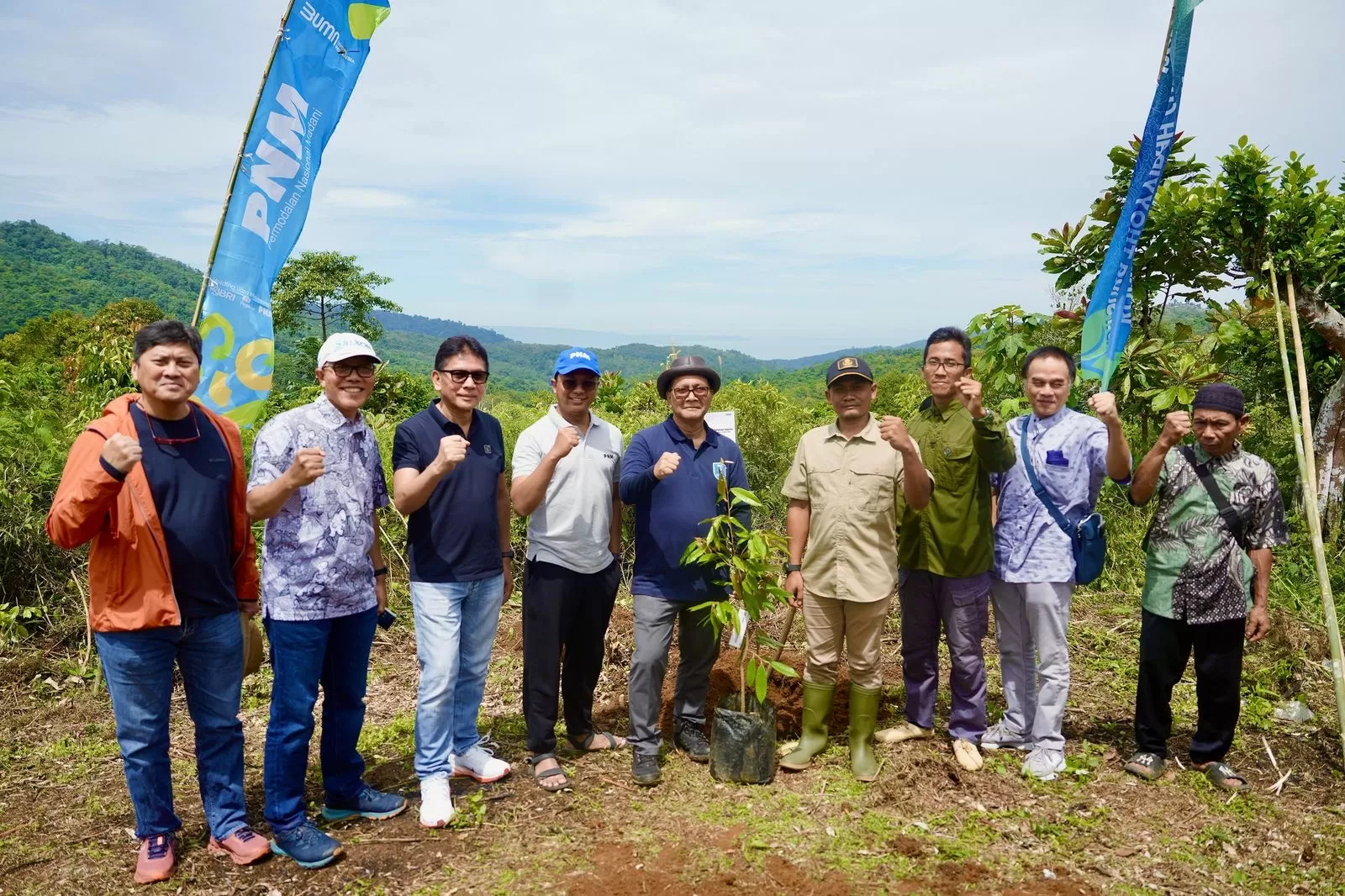 Sekretaris Kementerian UMKM Arif Rahman Hakim bersama warga Desa Cikarae Thoyyibah, Kecamatan Cikidang, Sukabumi, Jawa Barat.
