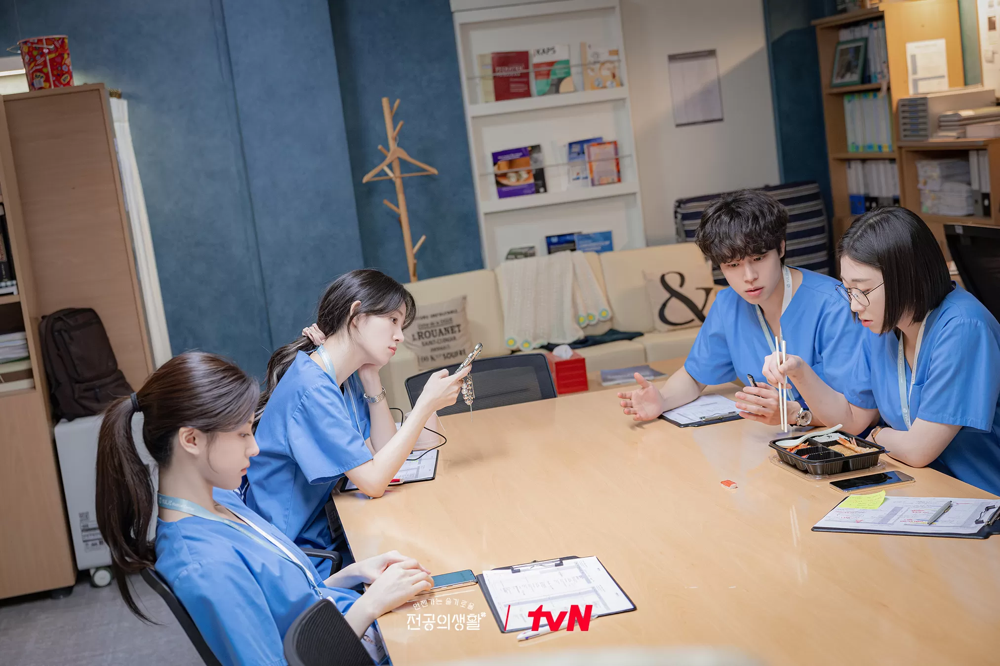 Go Youn Jung, Shin Si Ah, Kang You Seok, dan Han Ye Ji semakin dekat di Resident Playbook episode 5. (tvN)