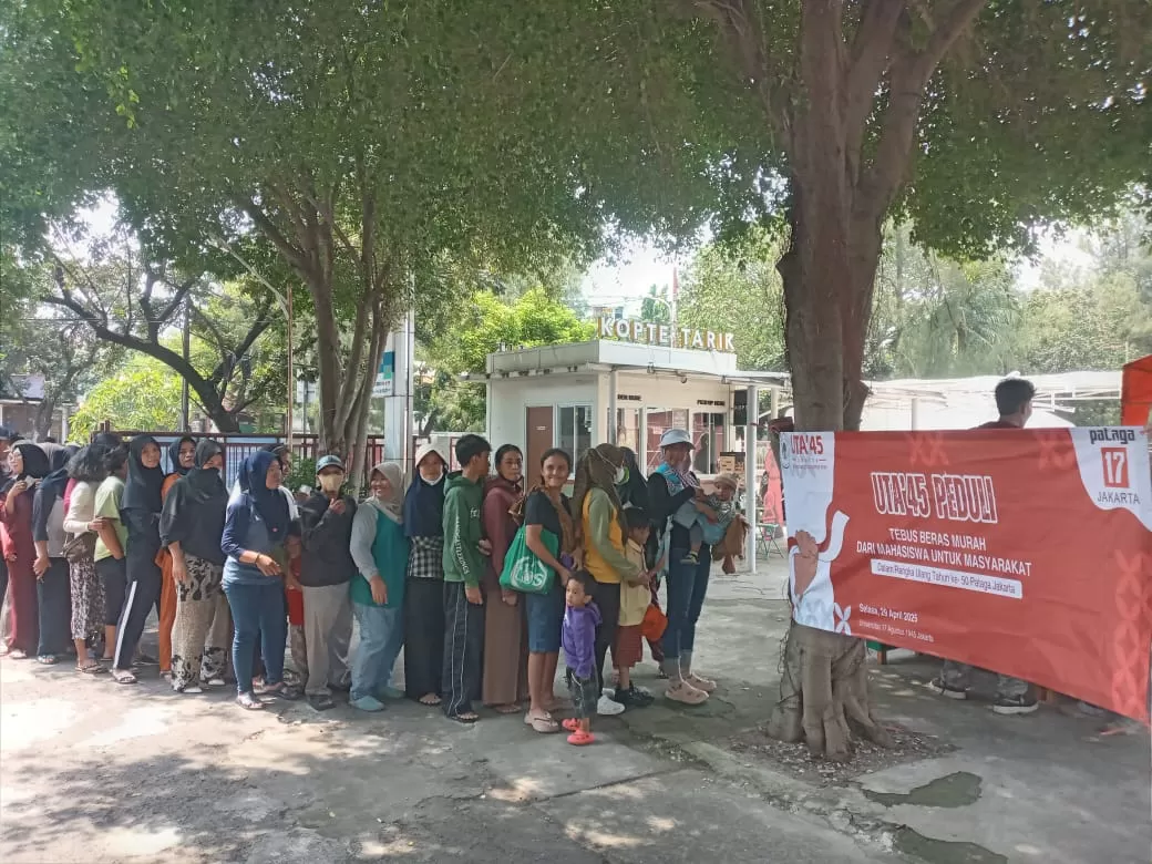 Mahasiswa Universitas 17 Agustus 1945 (UTA'45) menggelar 'Tebus Beras Murah' dengan harga terjangkau.