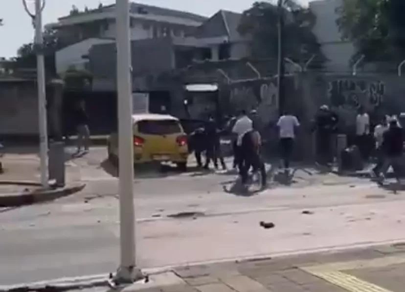 Bentrok massa pecah di kawasan Kemang, Jakarta Selatan. Terlihat ada orang-orang yang menenteng senjata laras panjang.