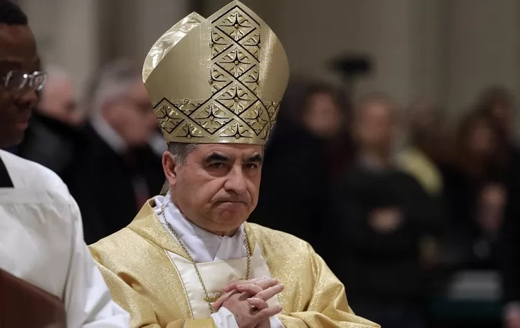 Kardinal Giovanni Angelo Becciu, memutuskan mendadak mundur jelang Konklaf karena terlibat skandal keuangan Vatikan meski jadi calon kuat pengganti Paus Fransiskus (Foto: siol.net/Guliverimage)