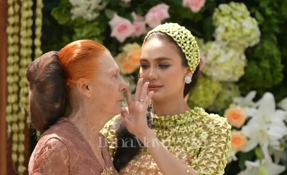 Desa Maya Waltaurd Maiyer, ibunda Luna Maya. (YouTube Luna Maya)