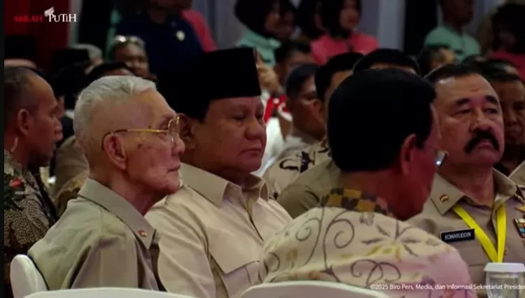 Presiden Prabowo Subianto duduk berdampingan dengan Try Sutrisno di tengah desakan pencopotan Gibran sebagai Wapres RI (YouTube.com/Sekretariat Presiden)