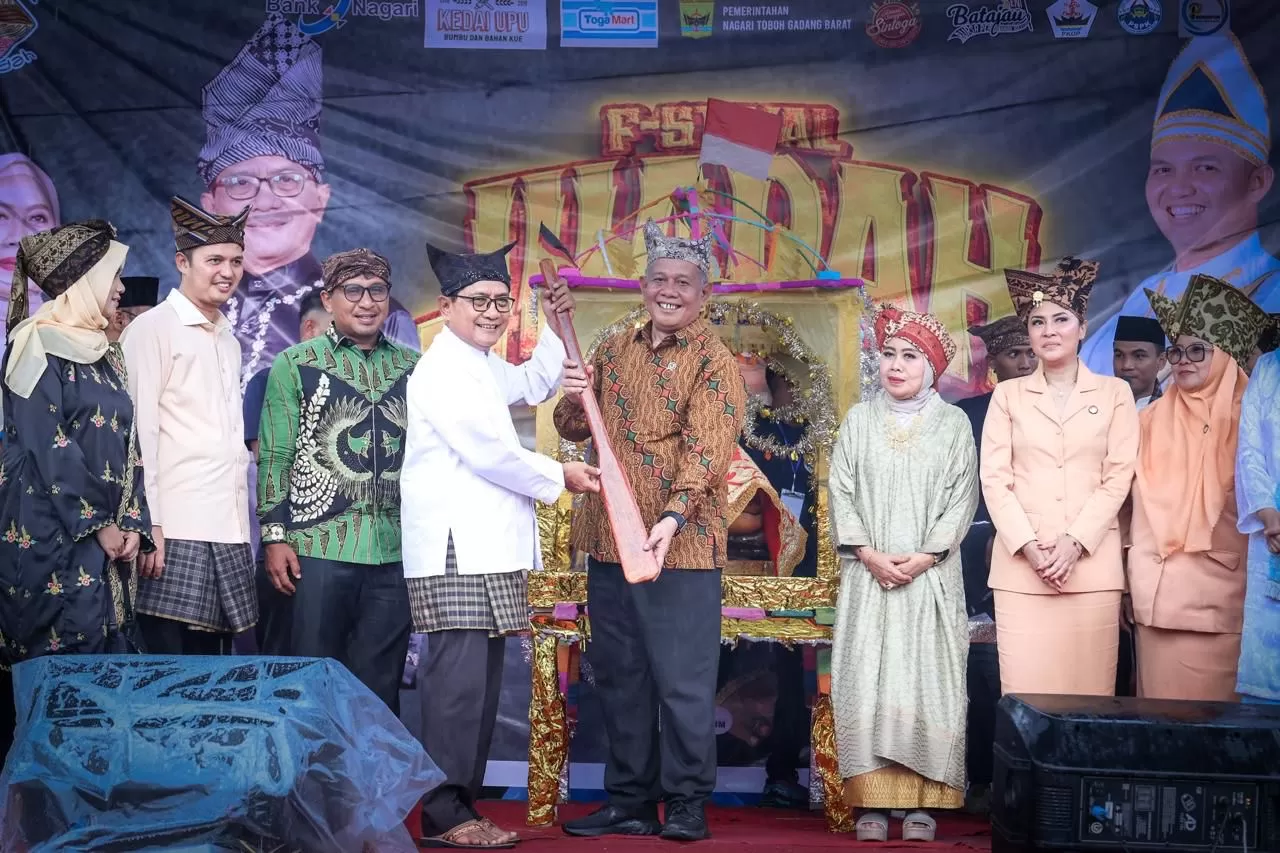Wakil Menteri UMKM Helvi Moraza saat membuka Festival Juadah 2025 di Nagari Toboh Gadang Barat, Kecamatan Sintuk Toboh Gadang, Kabupaten Padang Pariaman.
