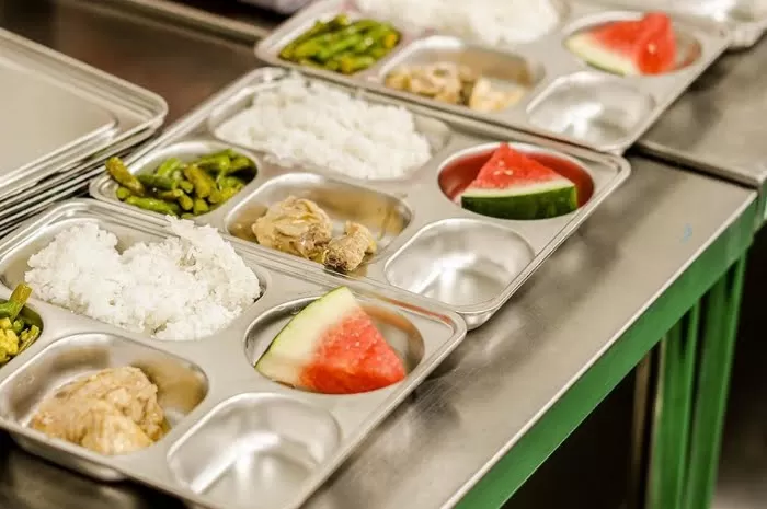 Viral video siswa rekam menu Makan Bergizi Gratis (MBG) di Tuban ada belatung  (Foto: Instagram/badangzinasional.ri)