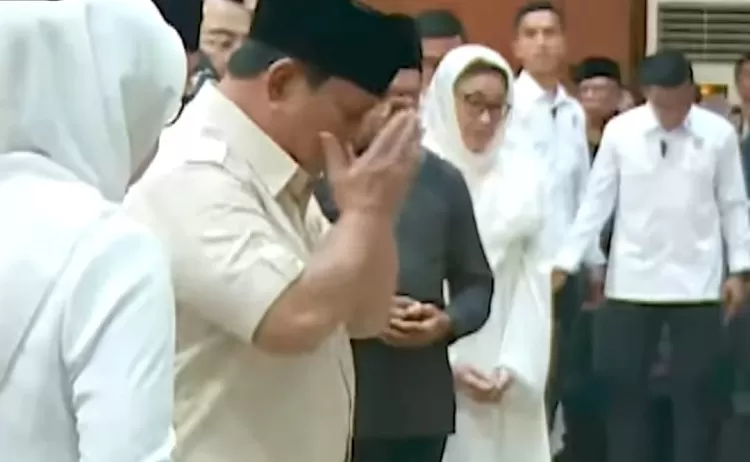 Presiden Prabowo melayat jenazah mantan Wagub DKI Jakarta, Eddie Marzuki Nalapraya (Foto: Istimewa)