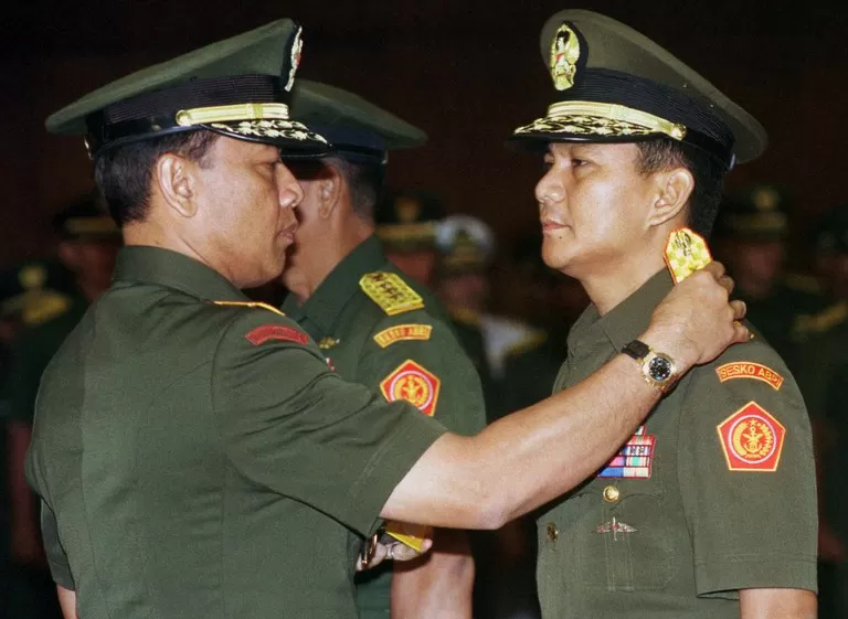 Panglima ABRI Jenderal Wiranto mencopot tanda pangkat Komandan Sesko ABRI Letjen Prabowo Subianto pada 22 Agustus 1998. (Foto: Reuters)