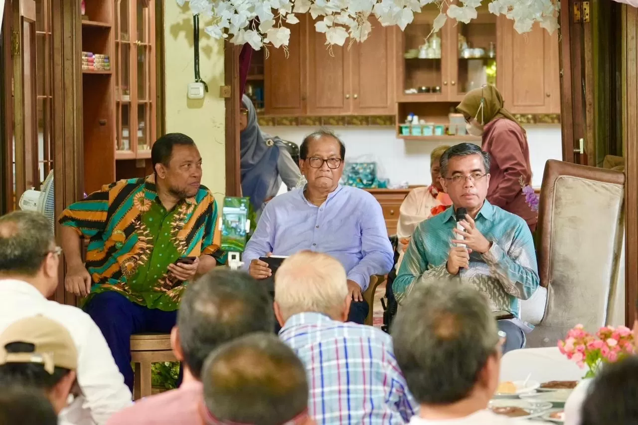 Sekretaris Kementerian UMKM Arif Rahman Hakim (tengah) dalam acara dialog pada Silaturahmi dan Halal Bihalal Indonesian Muslim Society of America (IMSA) Chapter Indonesia di Depok, Jawa Barat