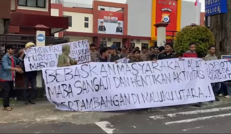 Warga menggelar unjuk rasa untuk menolak penangkapan 26 orang warga masyarakat adat di Halmahera Timur.