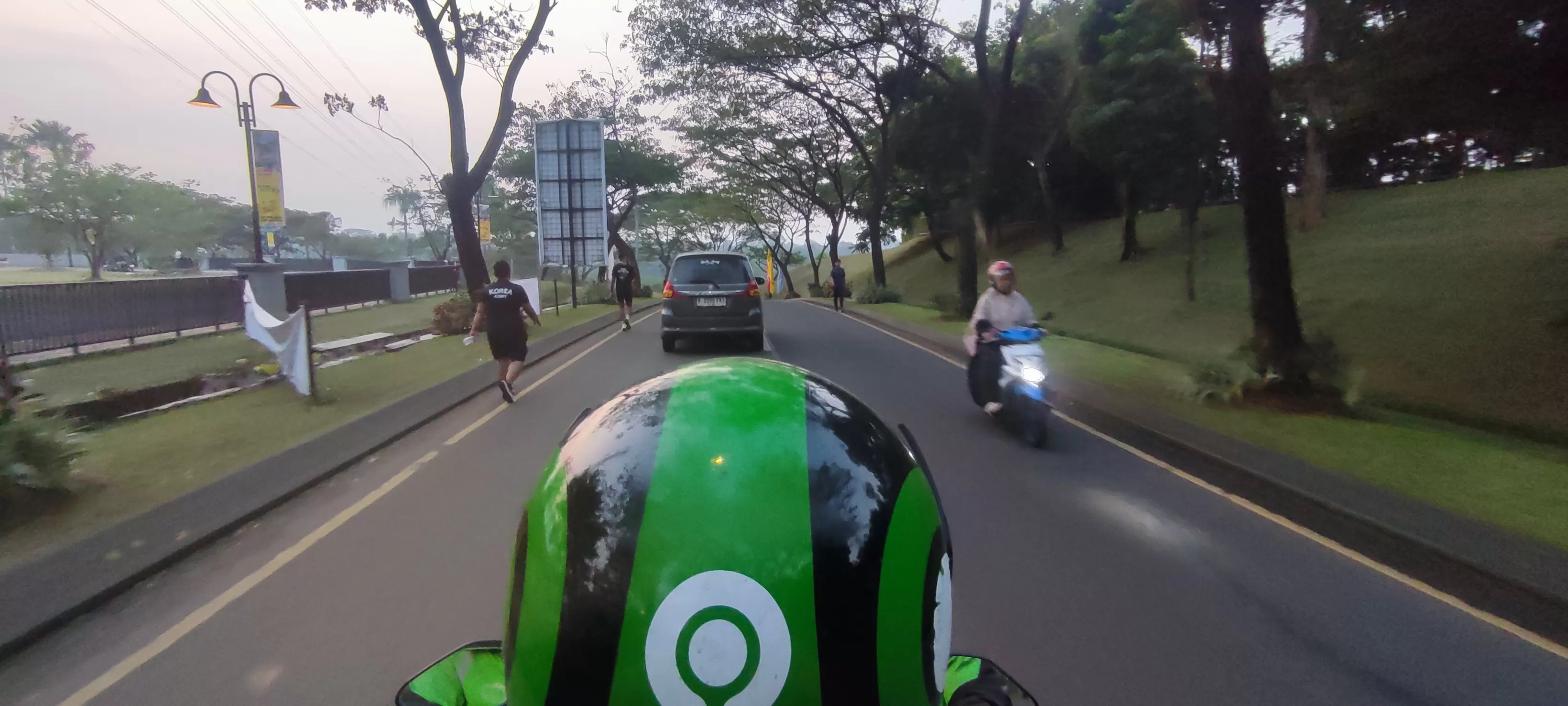 Driver Gojek membantah insentif untuk driver yang tetap on bid saat demo ojol 20 Mei 2025 sebesar Rp175 ribu. Insentif khusus ini hanya Rp100 ribu dan syaratnya berat.  (Konteks.co.id/Jimmy Radjah)