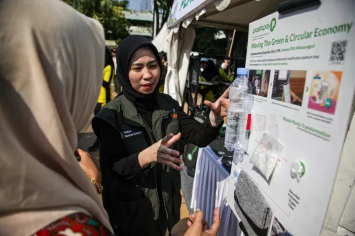 JAKARTA, INDONESIA- AUGUST 2024 - Visitors participate in the circular economy festival on 05, August 2024 in Jakarta.  (Wulandari Wulandari)
