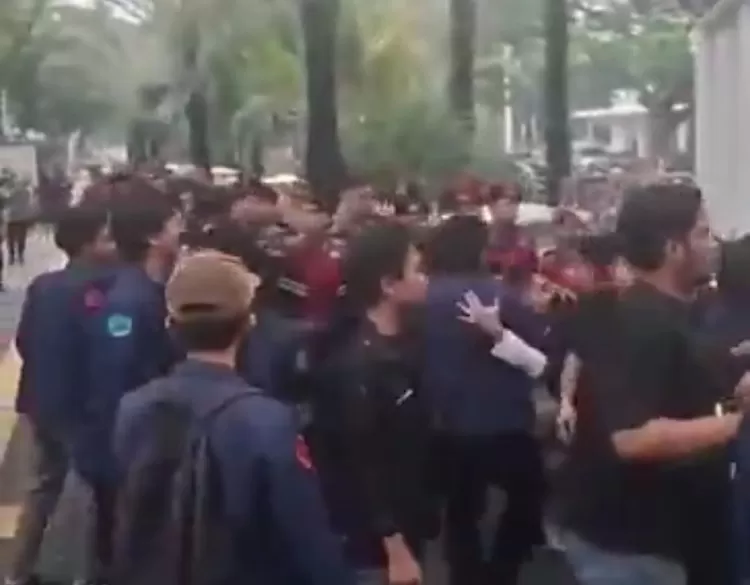 Bentrokan mahasiswa Trisakti dan polisi di depan Balai Kota DKI Jakarta, 16 mahasiswa jadi tersangka di Polda Metro Jaya (Foto: X.com/@salam4jari)