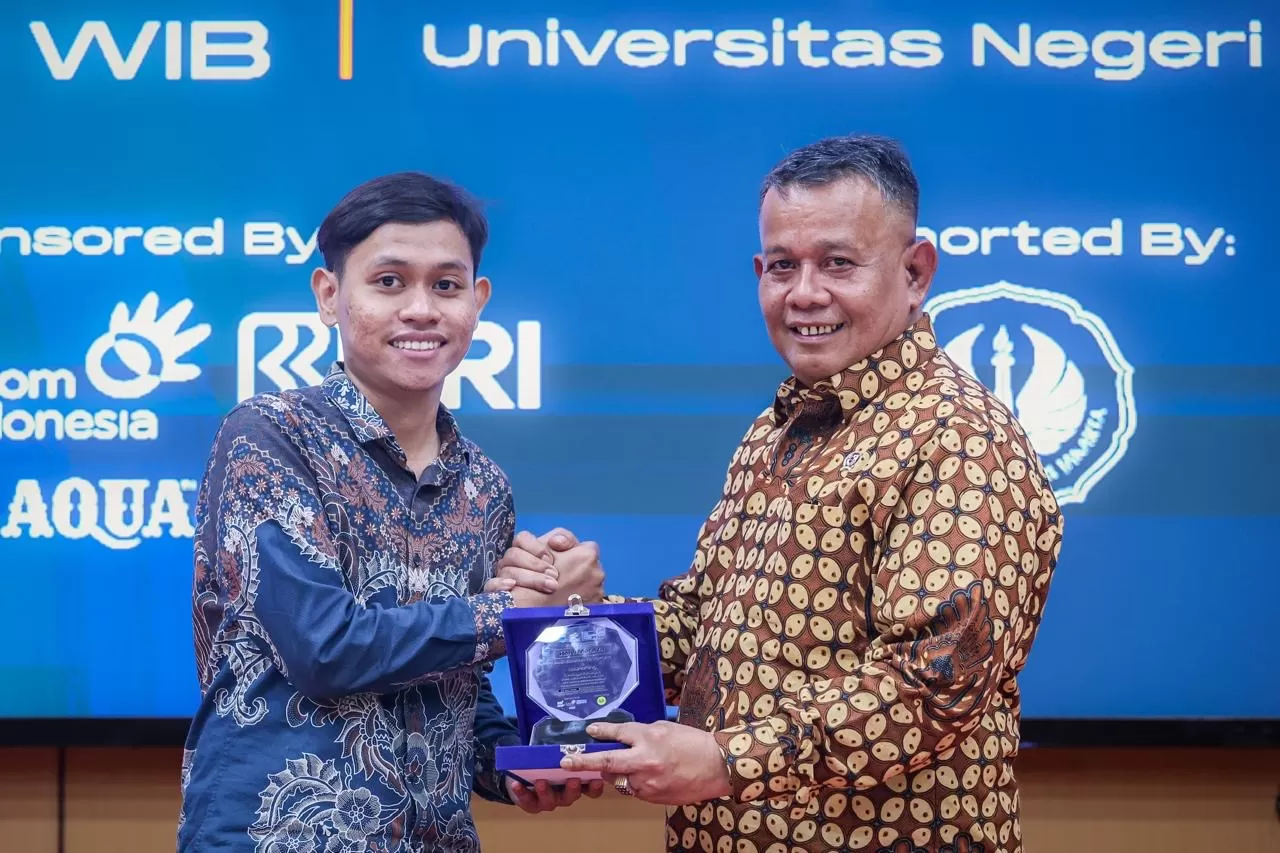 Wakil Menteri Usaha Mikro, Kecil, dan Menengah (UMKM) Helvi Moraza (kanan).