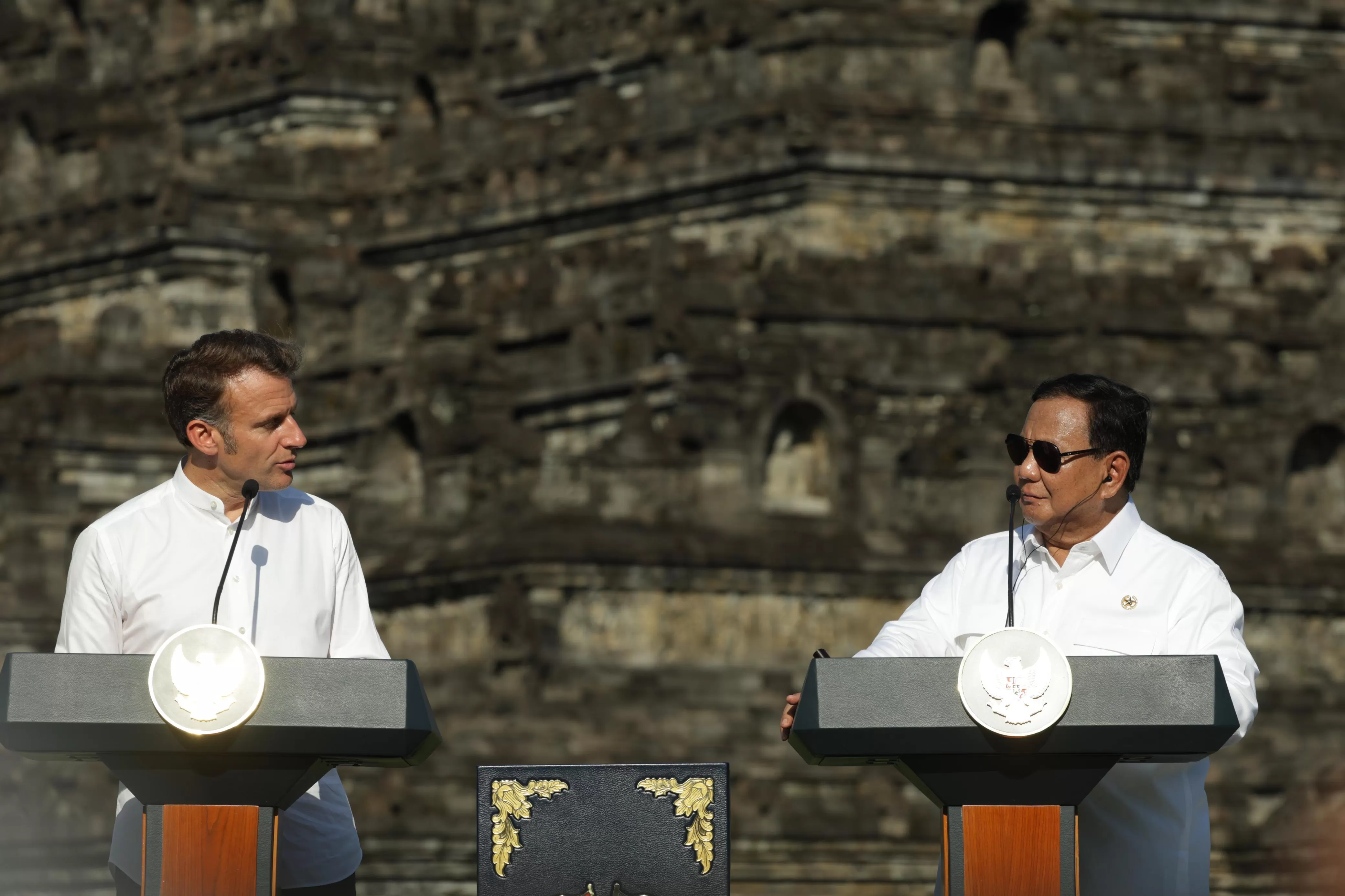 Presiden Prabowo (kanan) dan Presiden Macron jumpa pers bersama di Candi Borobudur. (BPMI - Setpres)