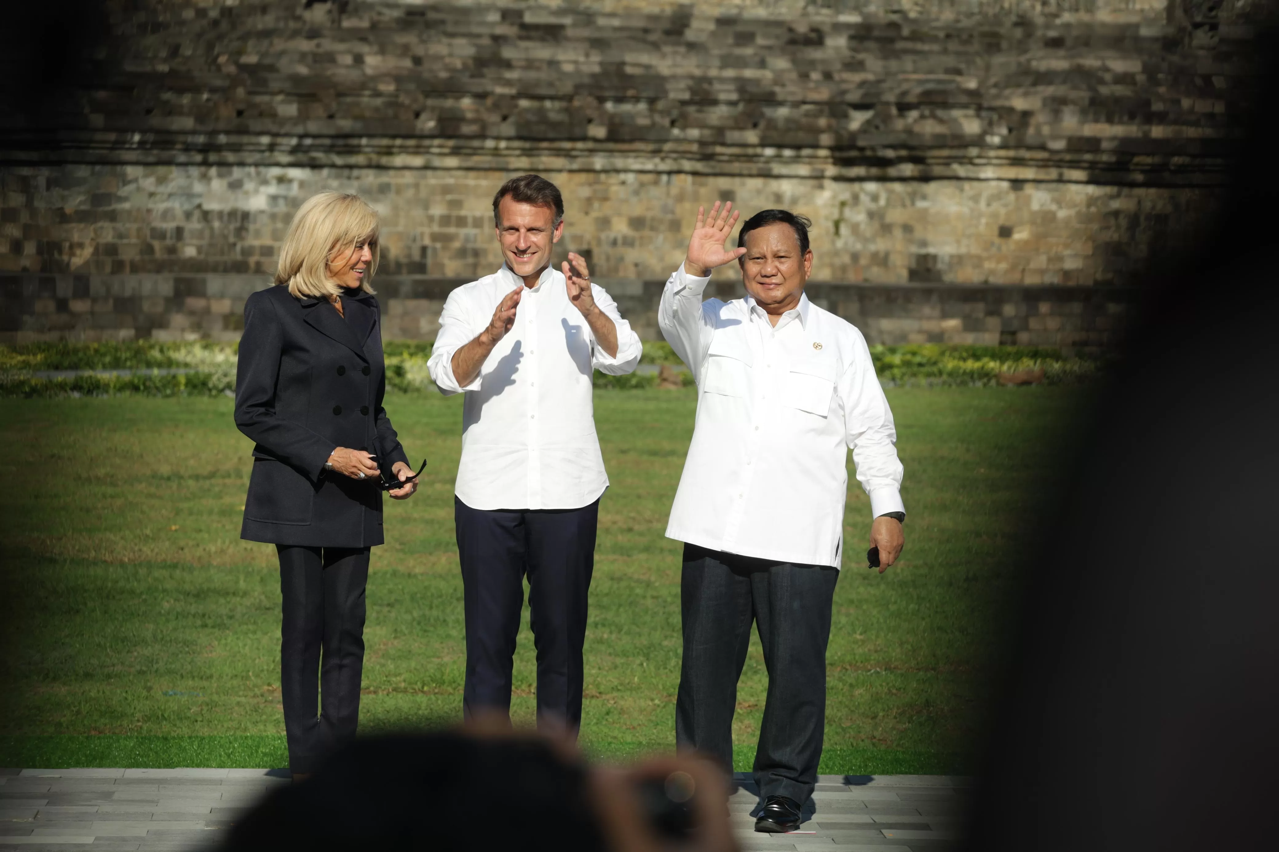Presiden Prancis Emmanuel Macron bersama Presiden RI Prabowo Subianto di Candi Borobudur. (BPMI Setpres)