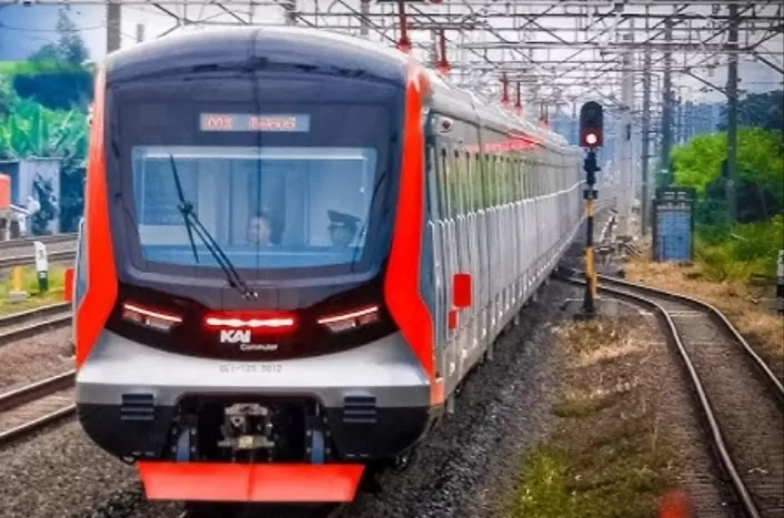 Menhub Dudy Purwagandhi Bersama PT KAI akan mengjaki KRL beroperasi selama 24 jam. (Youtube/yazidMF)