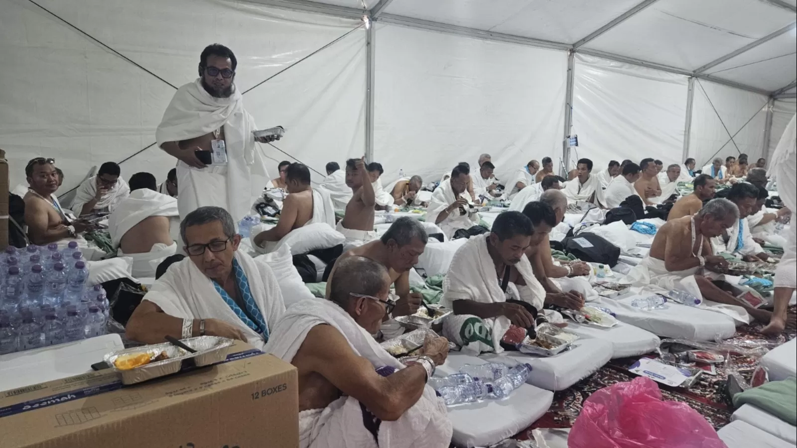 Jemaah haji Indonesia menjalani prosesi wukuf di Arafah, yang menjadi rukun haji paling penting dan tidak dapat digantikan.