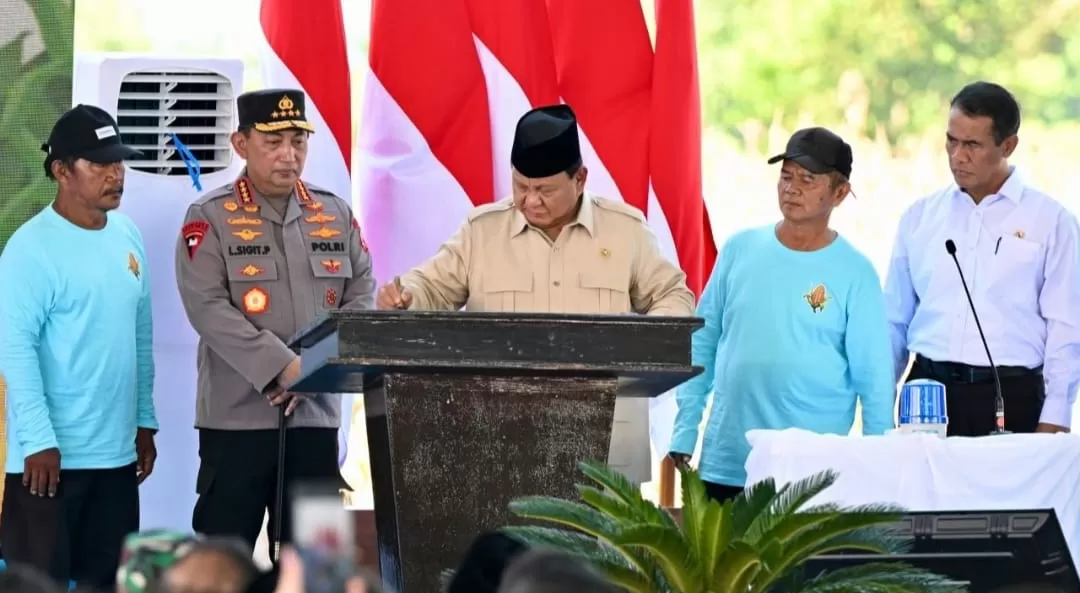 Presiden Prabowo Subianto dan Kapolri Jenderal Pol Listyo Sigit Prabowo dalam sebuah acara di Kabupaten Bengkayang, Kalimantan Barat, pada Kamis, 5 Juni 2025 (Foto: BPMI Setpres/Cahyo)