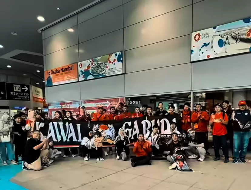 Kedatangan Timnas Indonesia di Jepang disambut gegap gempita oleh ratusan suporter setia.
