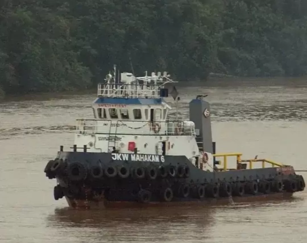 Kapal dengan nama terkait Joko Widodo atau Jokowi yang menarik tongkang pengangkut nikel dari Raja Ampat (Foto: X.com/@Xerathvox)