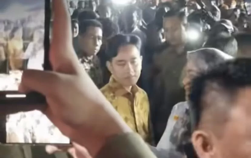 Gibran Rakabuming Raka, mengunjungi lokasi pengungsian korban kebakaran di Kapuk Muara, Penjaringan, Jakarta Utara.