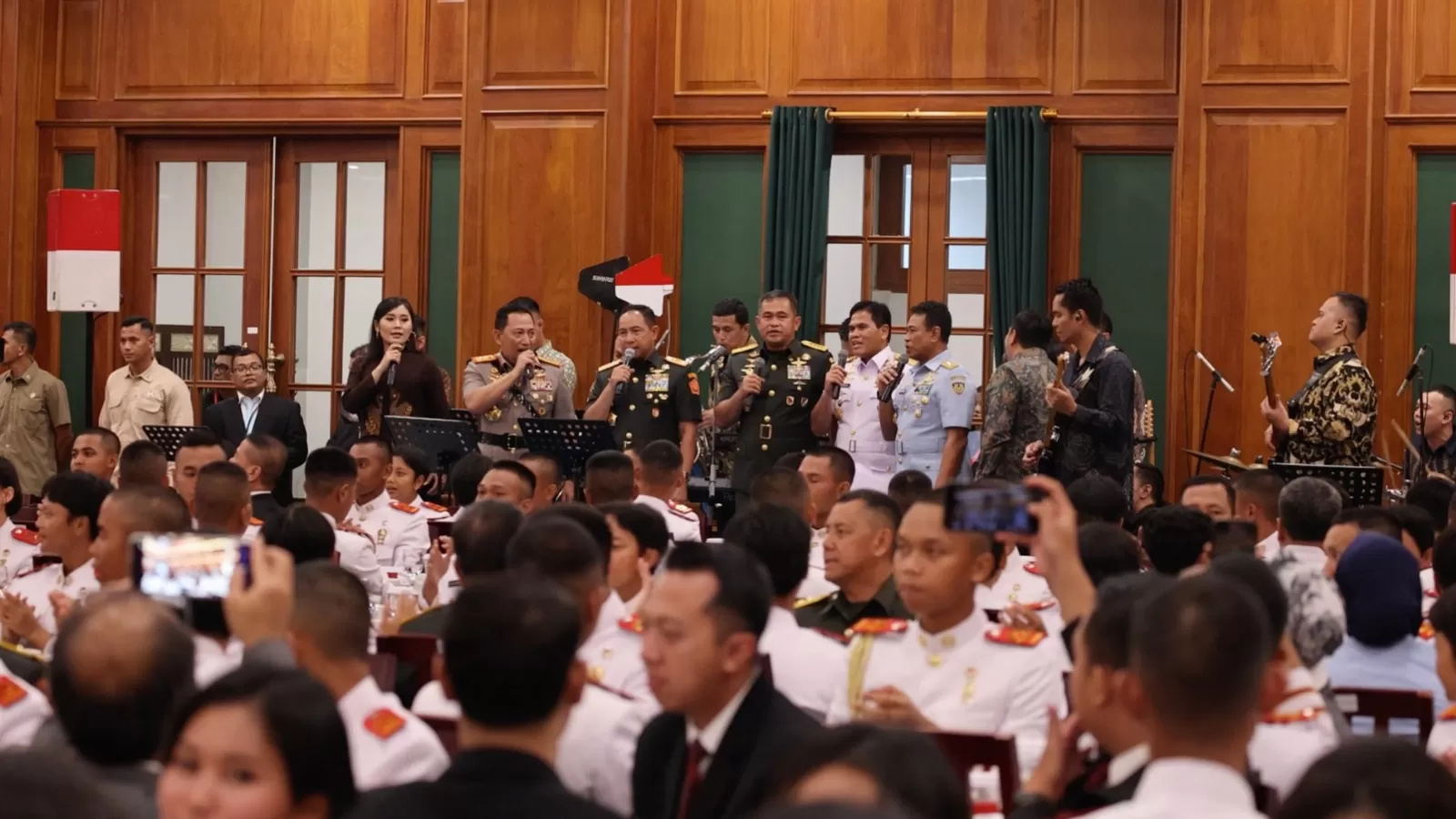 Duet Kapolri dan Panglima TNI nyanyikan 
