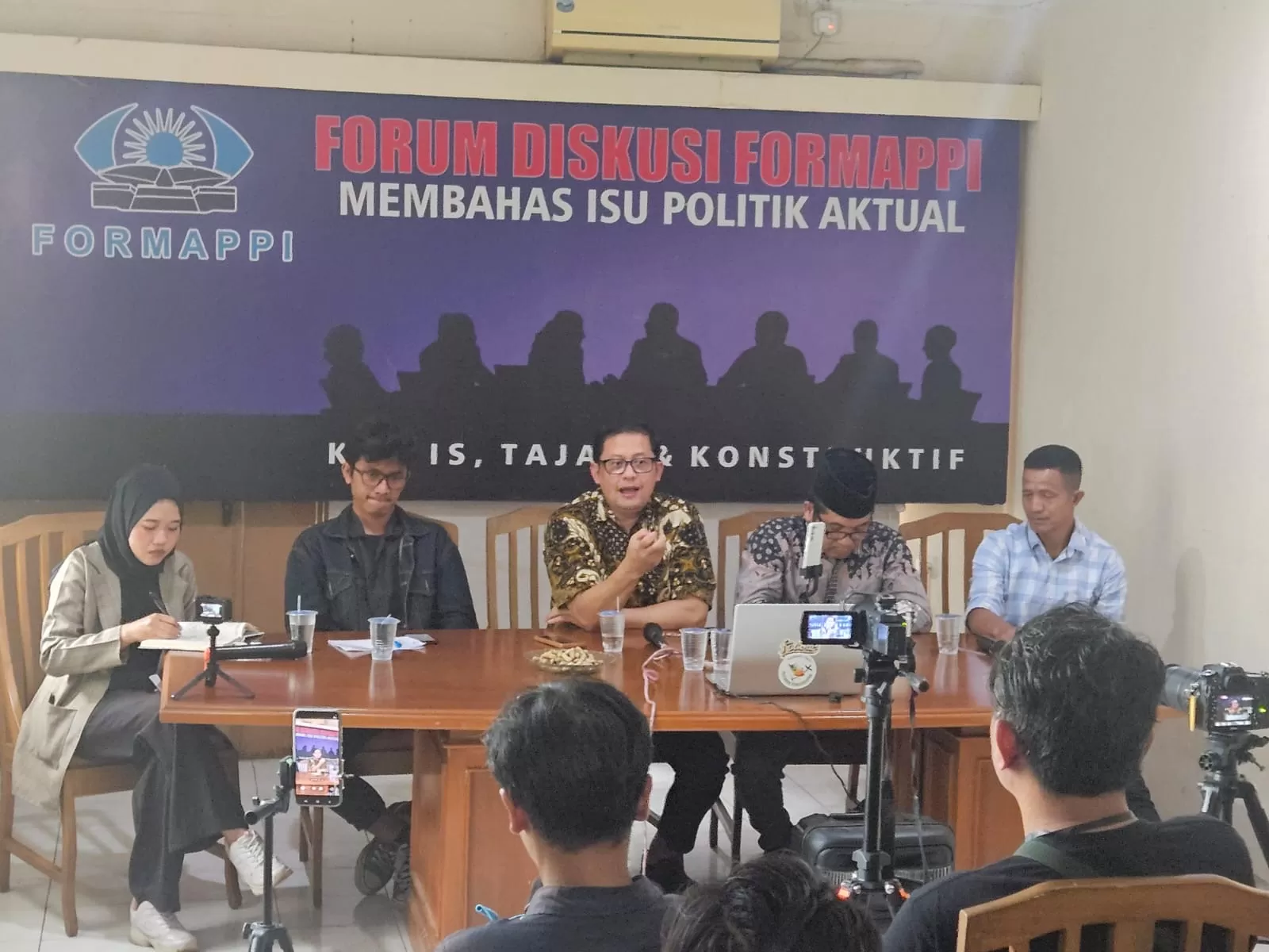 Pengamat politik dan akademisi Ubedilah Badrun saat diskusi publik bertajuk 