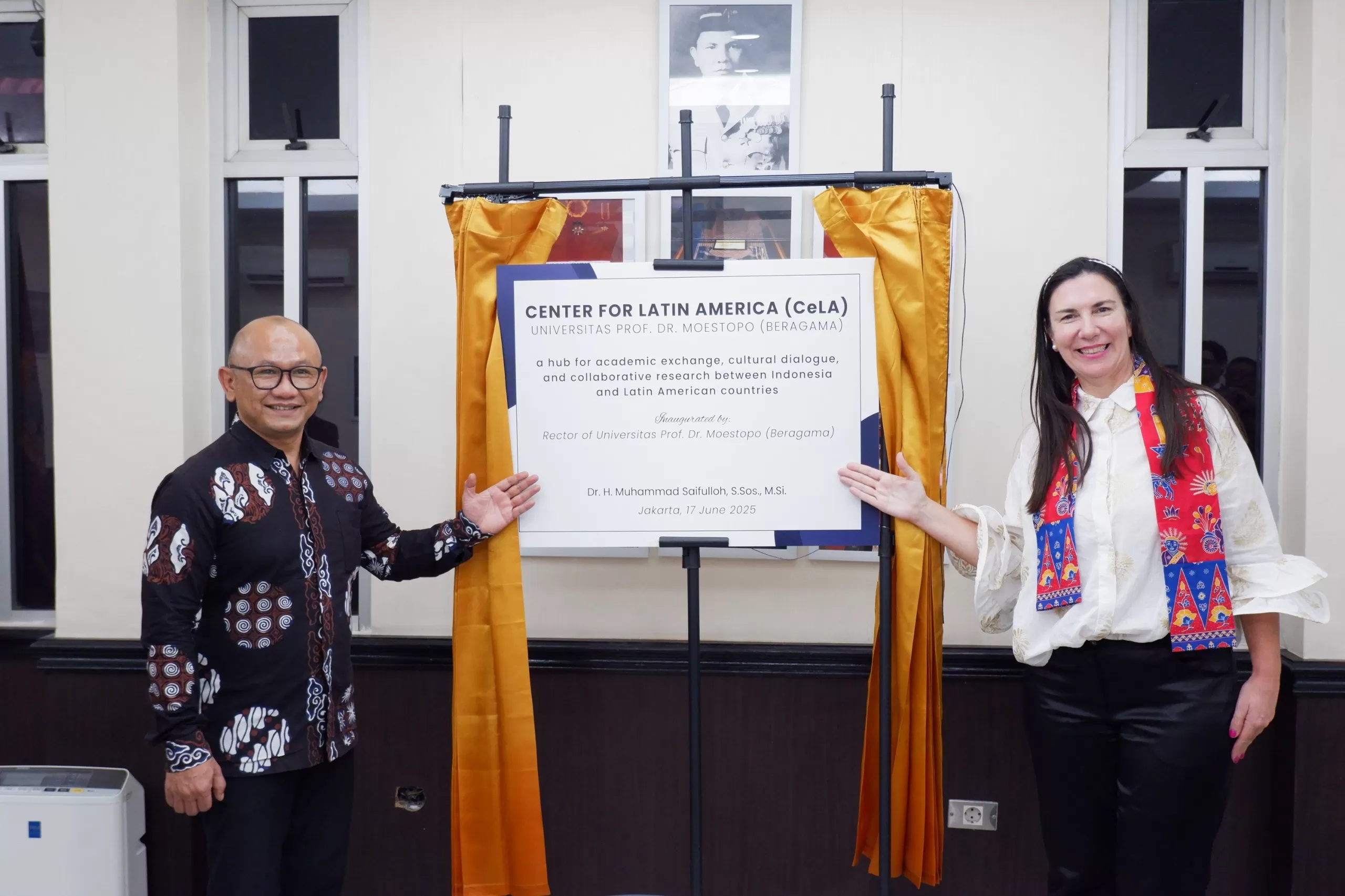 Rektor Universitas Prof. Dr. Moestopo (Beragama), Dr. H.M. Saefulloh, S.Sos., M.Si., bersama Deputy Grup Persahabatan Parlemen Argentina&ndash;Indonesia, Karina Ethel Bachey.