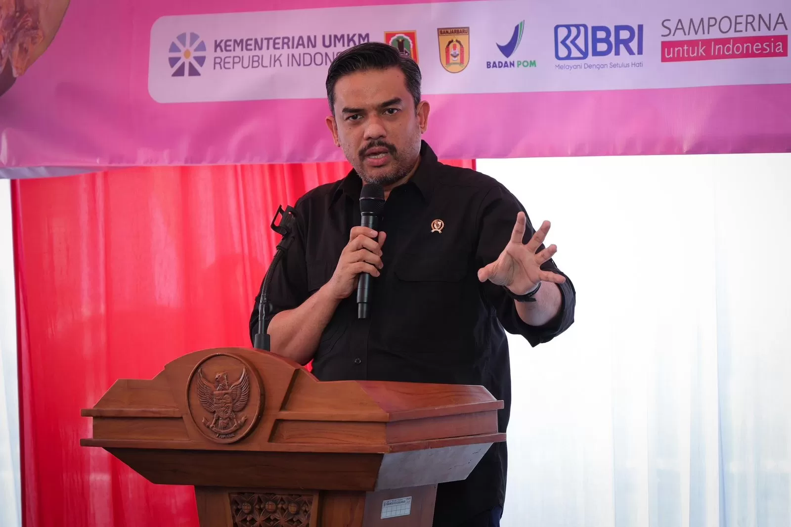 Menteri Usaha Mikro, Kecil dan Menengah (UMKM) Maman Abdurrahman membuka kembali operasional Toko Mama Khas Banjar.