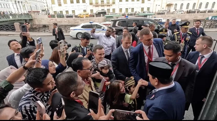 seorang bocah laki-laki mencuri perhatian Presiden dengan permintaan polos yang minta dibelikan Lego.